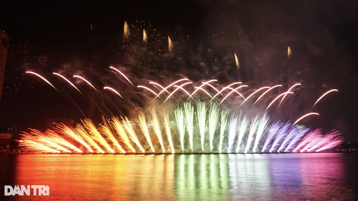 L'équipe de feux d'artifice du ministère de la Défense du Vietnam surprend des dizaines de milliers de spectateurs