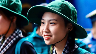 The beauty of female soldiers with square stars and southern guerrillas in the summer sun of the capital