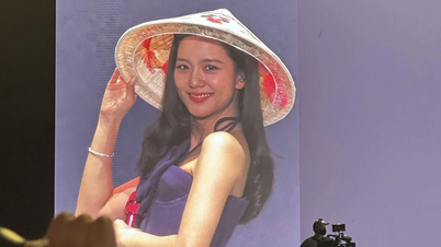 Jisoo trägt einen konischen Hut und stellt sich auf Vietnamesisch bei einem Fantreffen in Hanoi vor