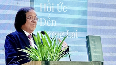 Le professeur Tran Van Tho, avec son livre « Memories to the Future », va au-delà de la philosophie économique