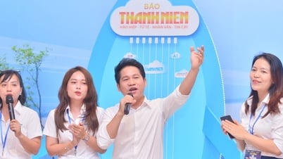 El cantante Trong Tan interactúa con los lectores del periódico Thanh Nien en el Festival Nacional del Periódico.