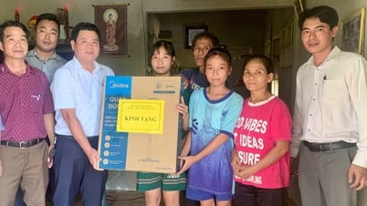 Secretary of Huong Tra Town Party Committee visits and presents gifts to households subject to temporary housing demolition