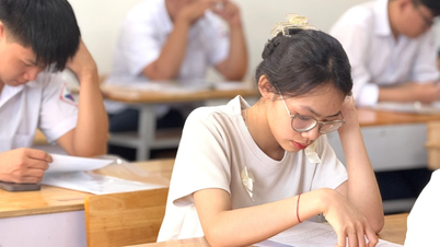 Thí sinh Lào Cai làm thủ tục dự thi tốt nghiệp THPT