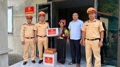 Bàn giao 10 ngôi nhà cho hộ có hoàn cảnh khó khăn