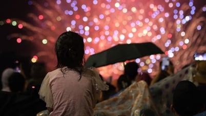 Đội mưa xem Hàn Quốc và Ý tranh tài pháo hoa trên sông Hàn