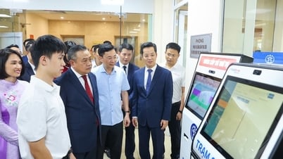 모비폰과 하노이 인민위원회 대표단은 새로운 모델에 따른 행정절차 처리를 위한 정보 시스템의 운영 상황을 점검했습니다.
